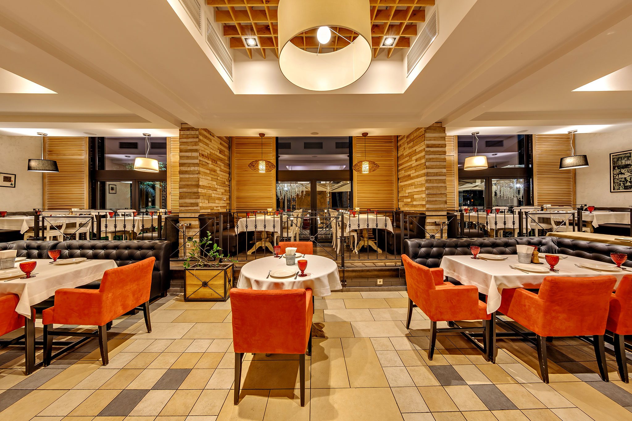 Interiorul restaurantului Mi Piace